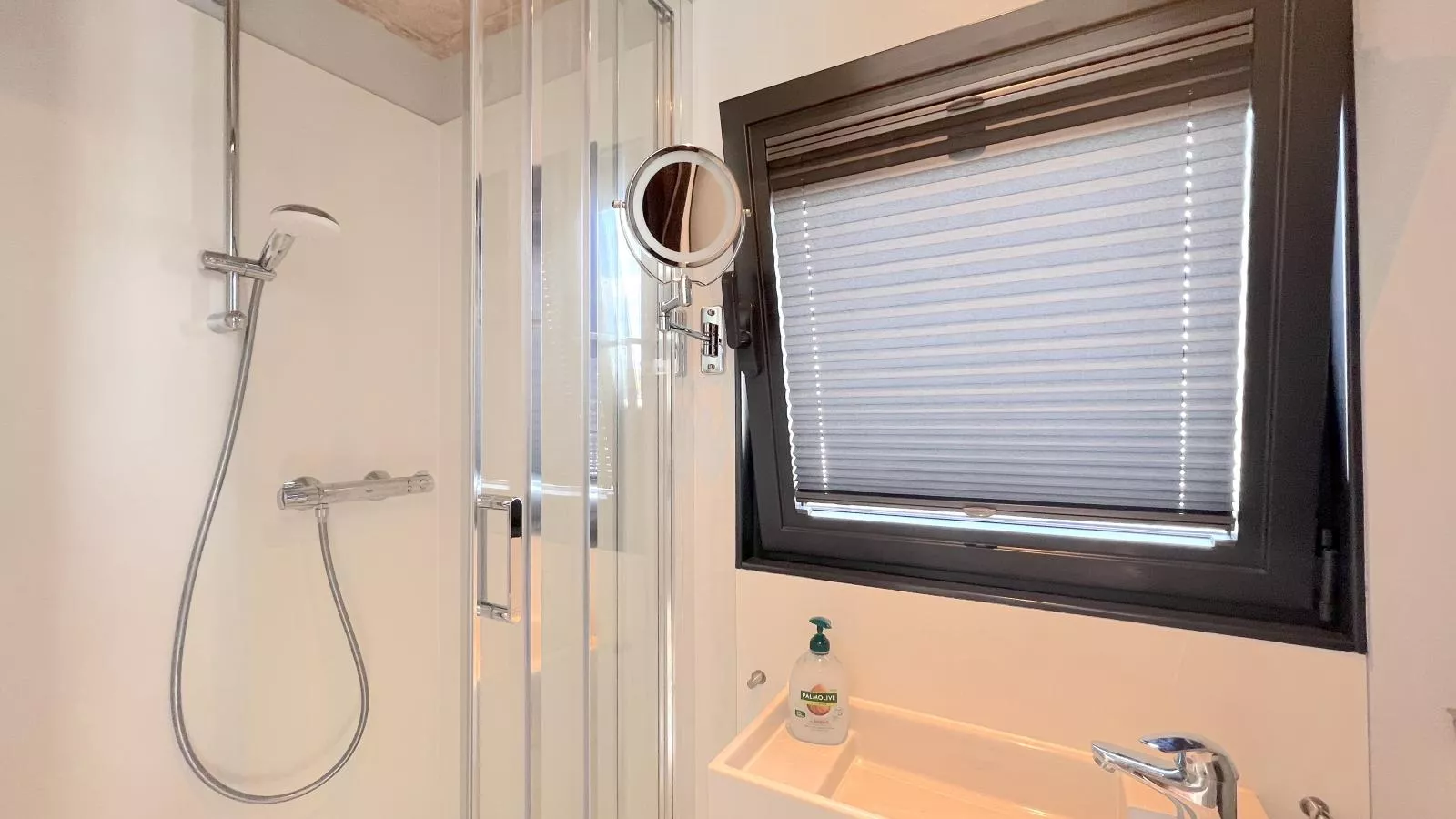 Jopies Houseboat-Bathroom