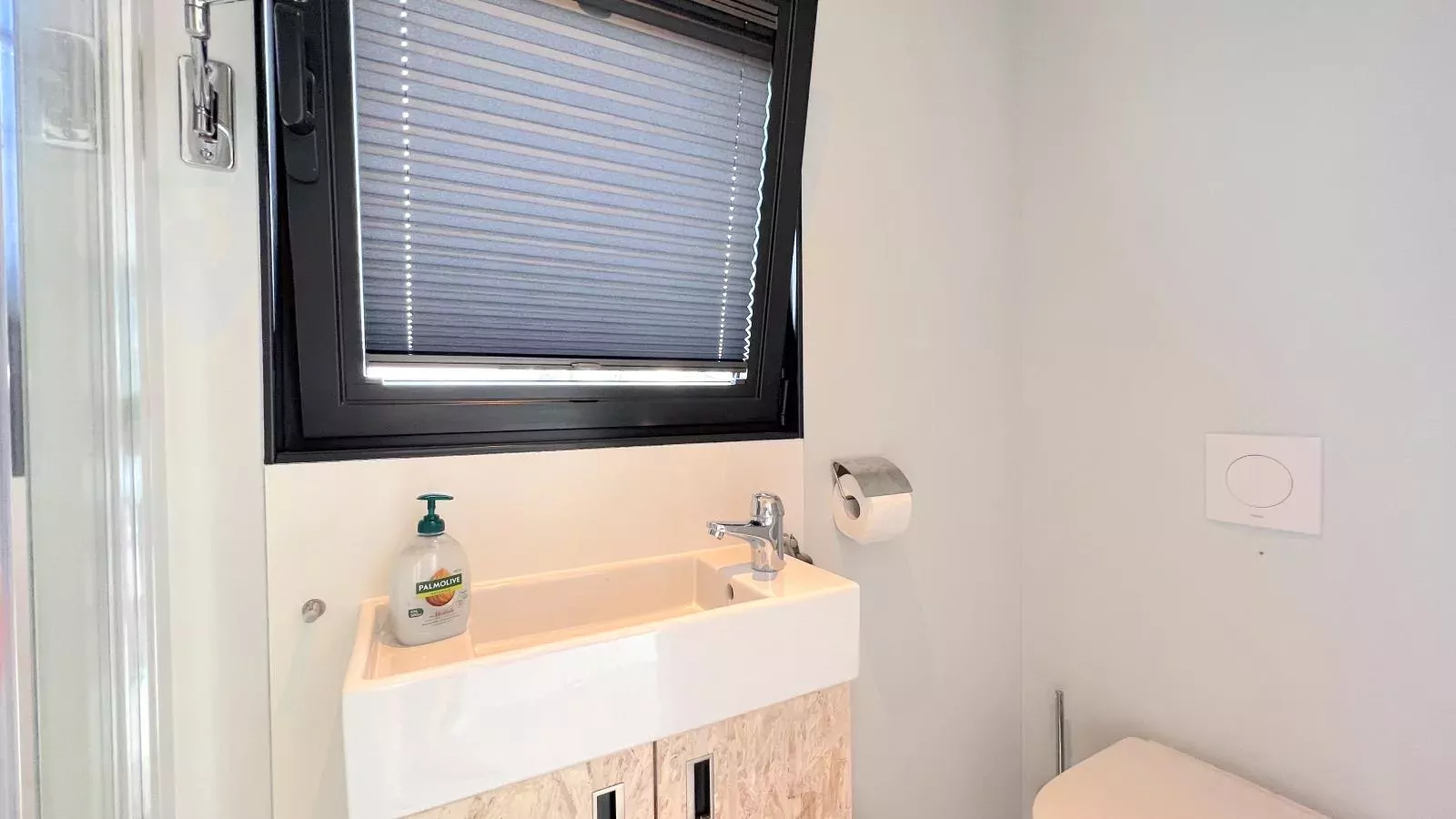 Jopies Houseboat-Bathroom