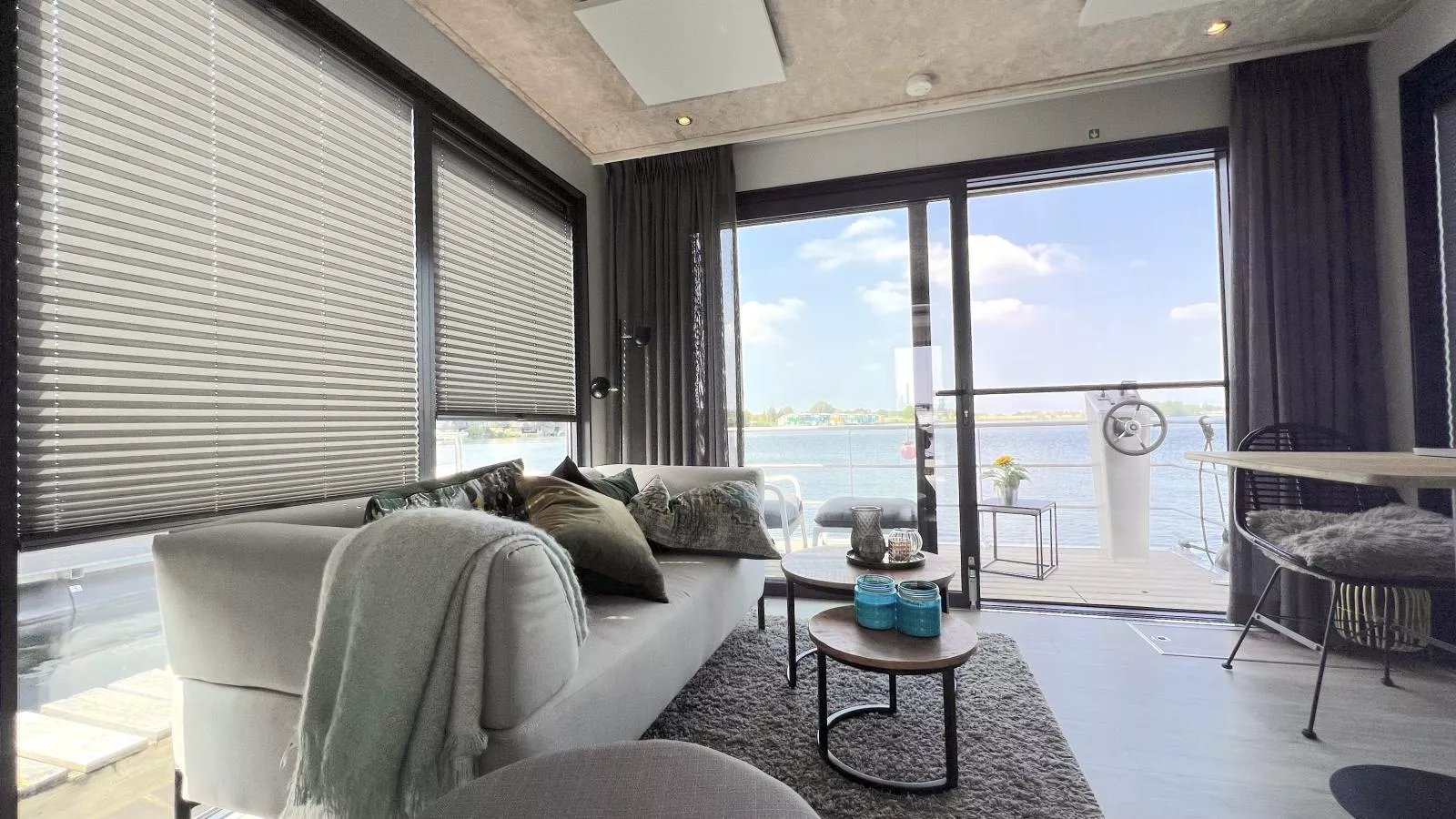 Jopies Houseboat-Living room