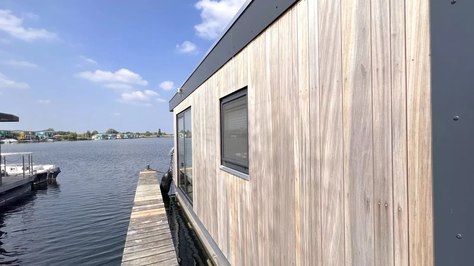 Jopies Houseboat-Exterior summer