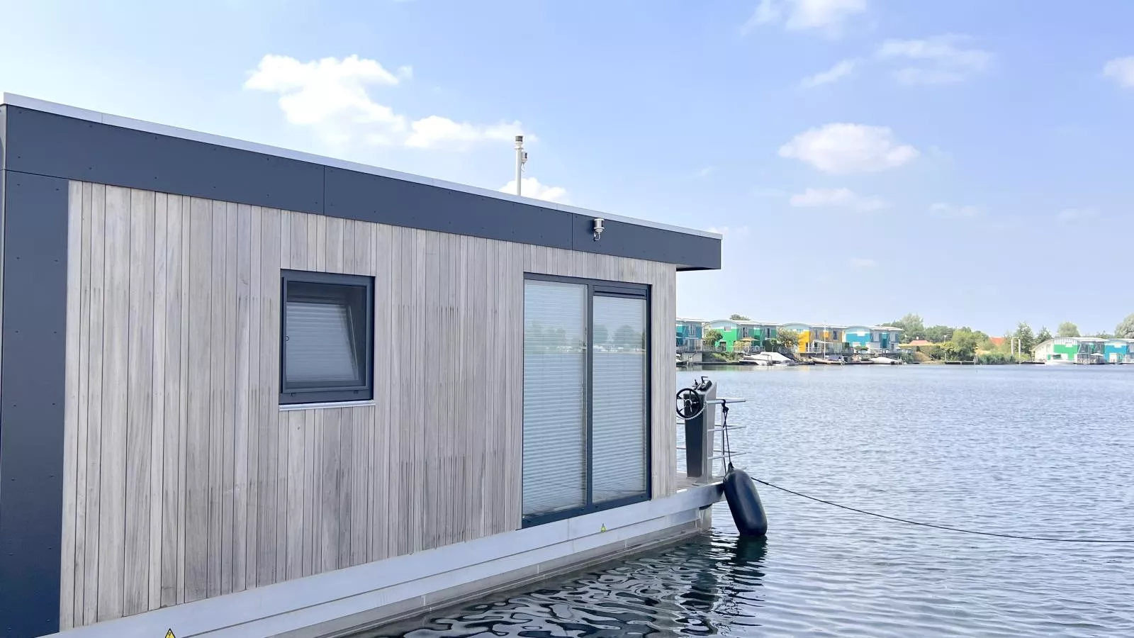 Jopies Houseboat-Exterior summer