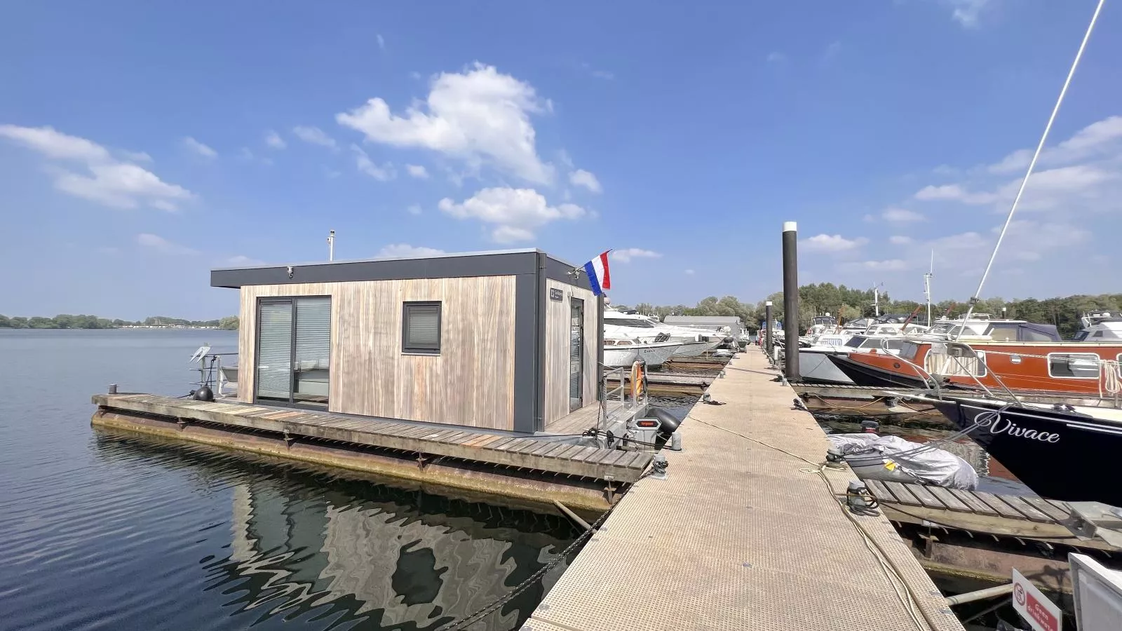 Jopies Houseboat-Exterior summer
