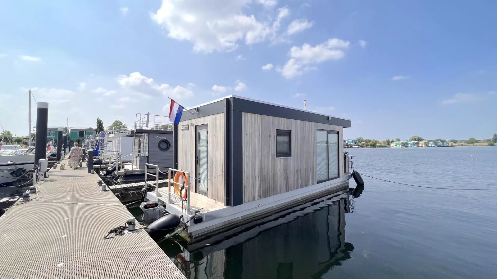 Jopies Houseboat-Exterior summer