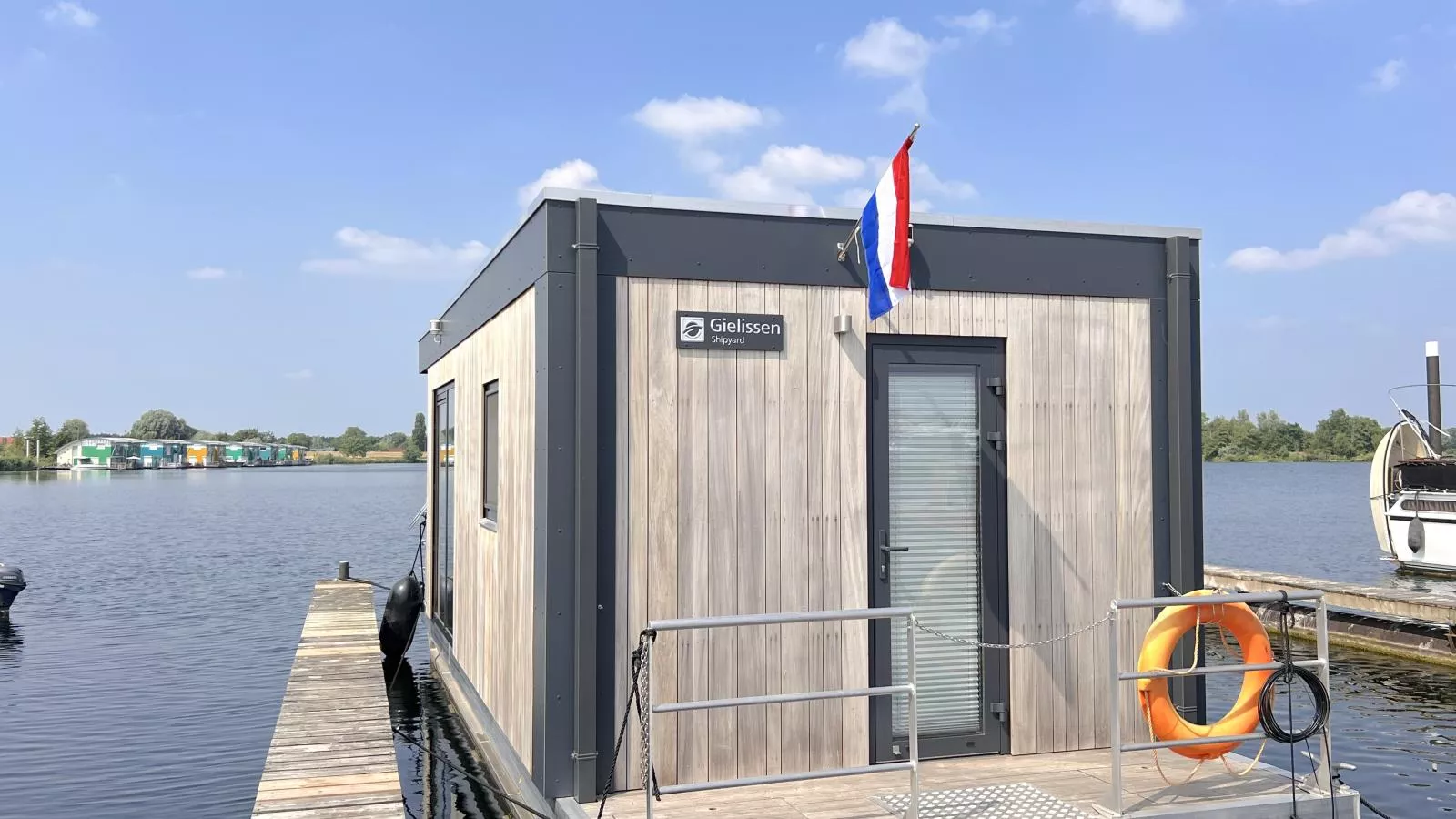 Jopies Houseboat-Exterior summer