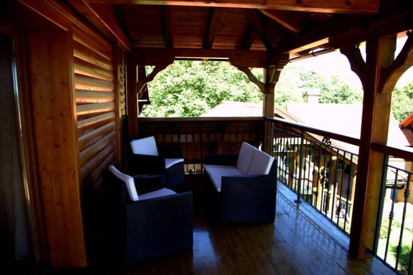 Brezova Poljana Lodge with Sauna and Hot-Tub - Five Bedroom Holiday Home