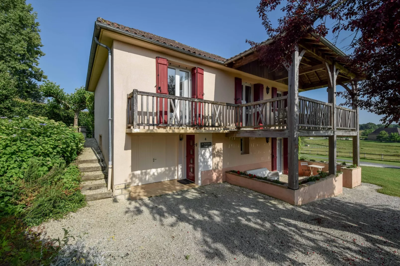 Pavillon Le Périgord Sable-Exterior in summer