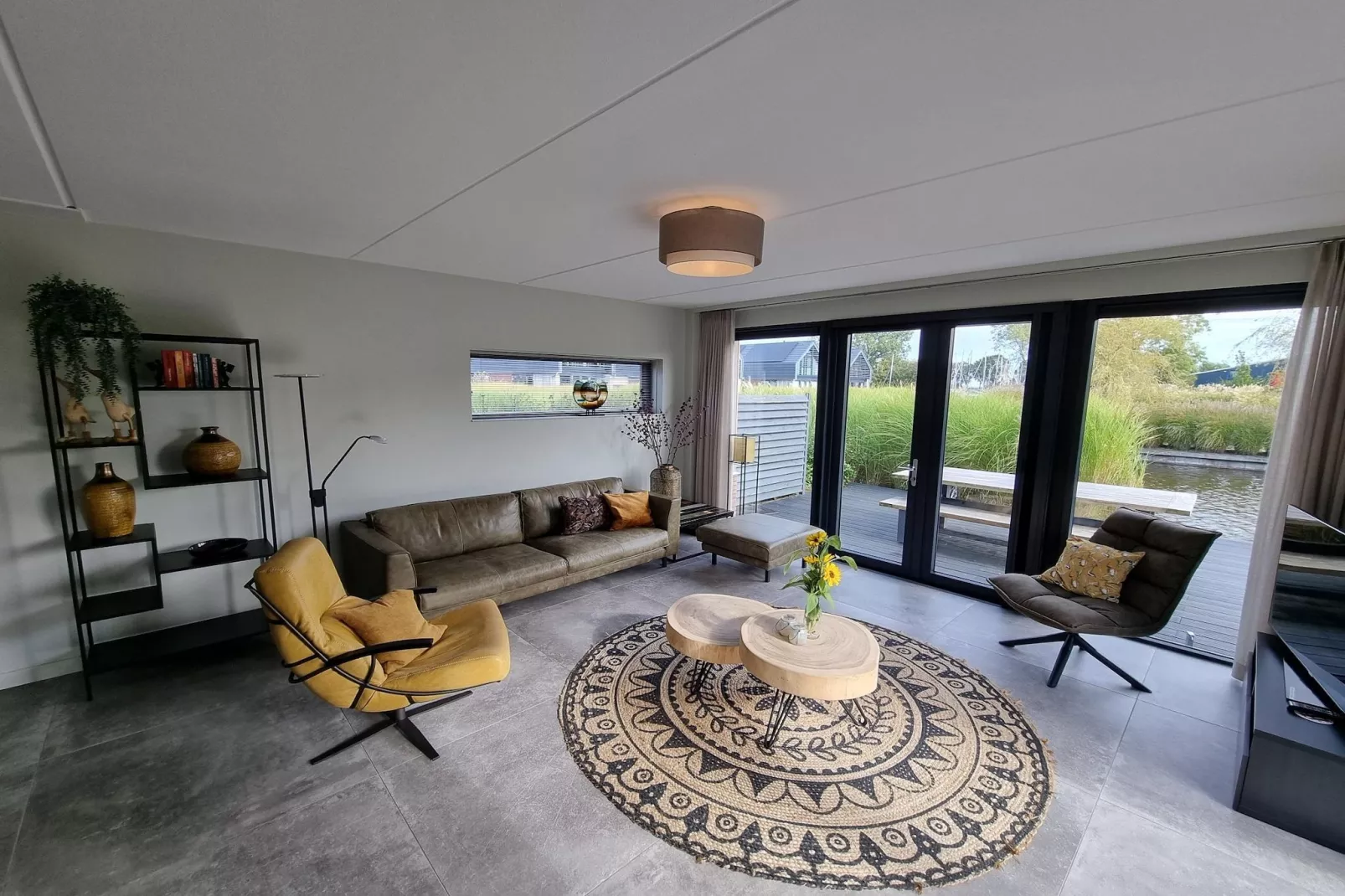 Watervilla Fjirtjin-Salon