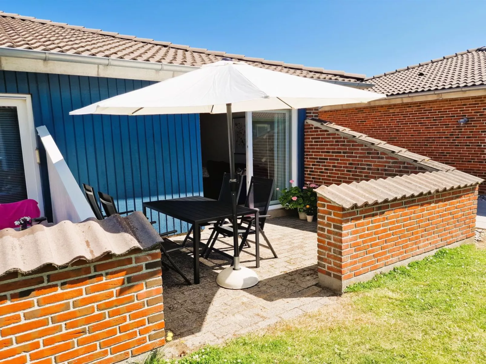 "Emira" - 50m from the sea