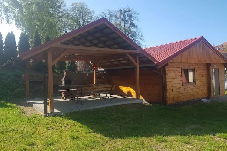 Parterowy domek drewniany w Rynie