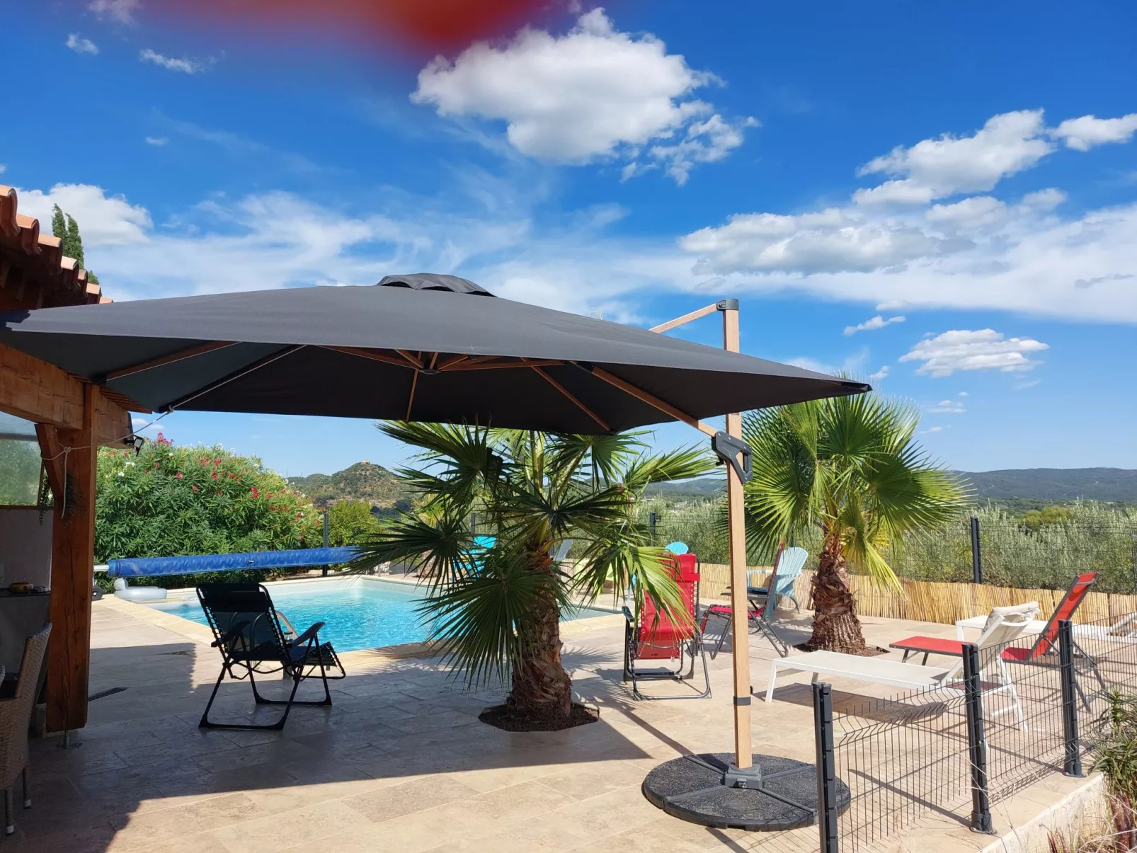 Les Lauriers Blancs-Outside