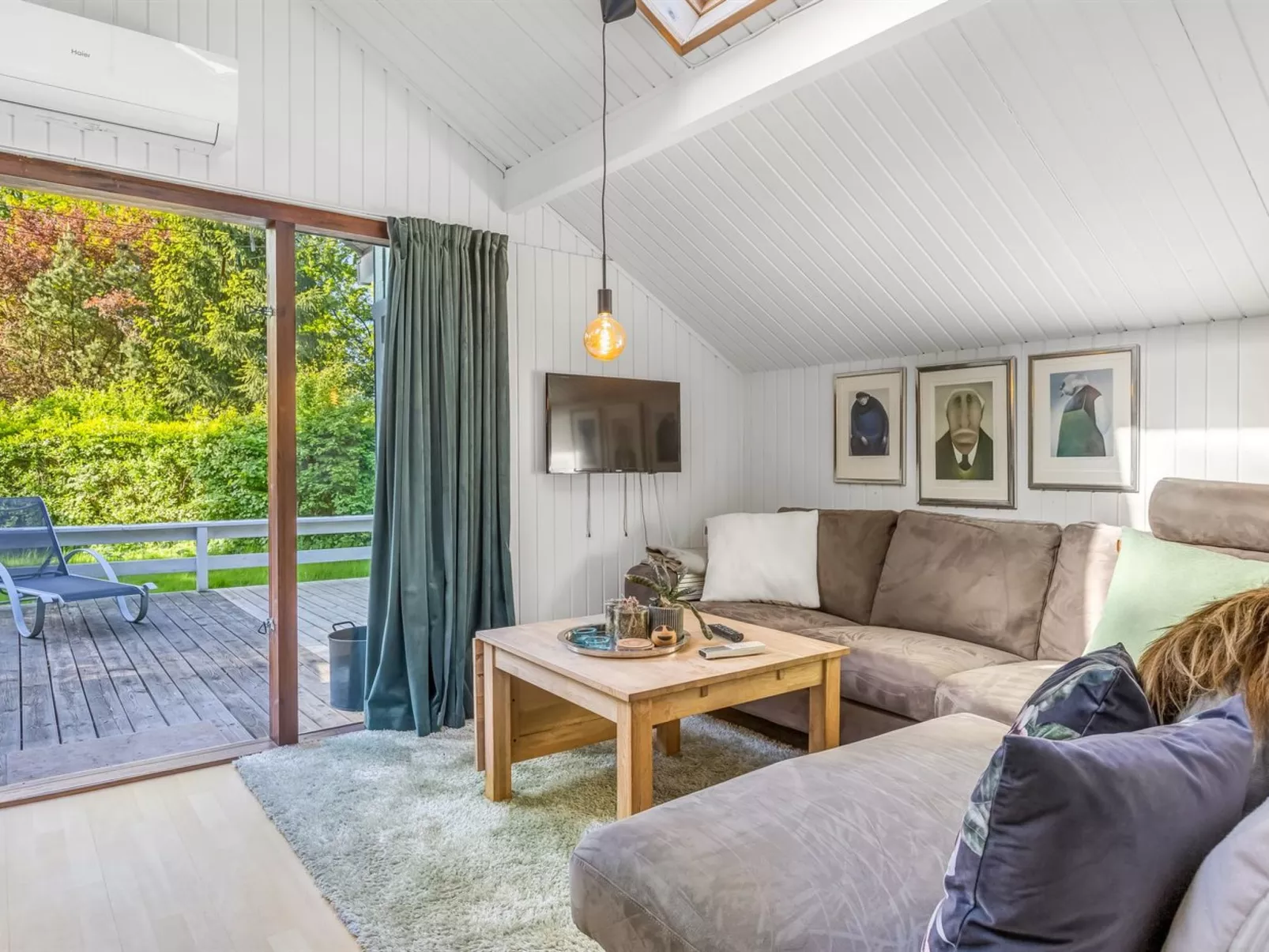 "Ung" - 30km from the sea-Dedans