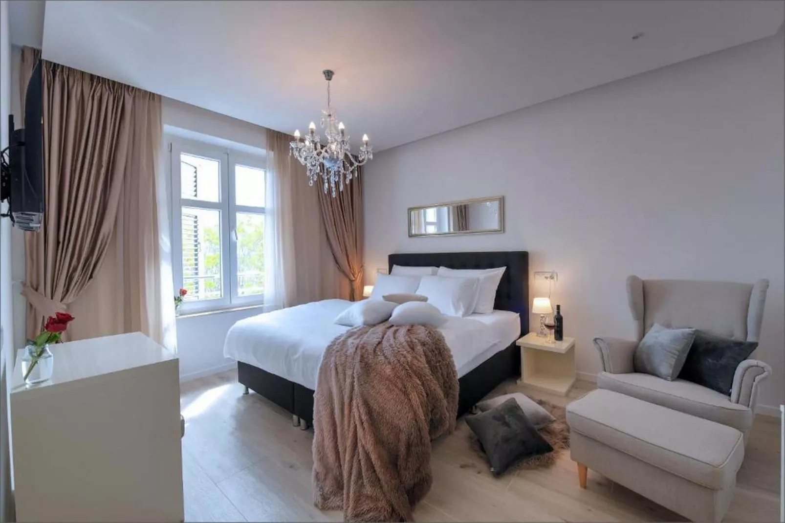 Deluxe Room with King Bed (2)