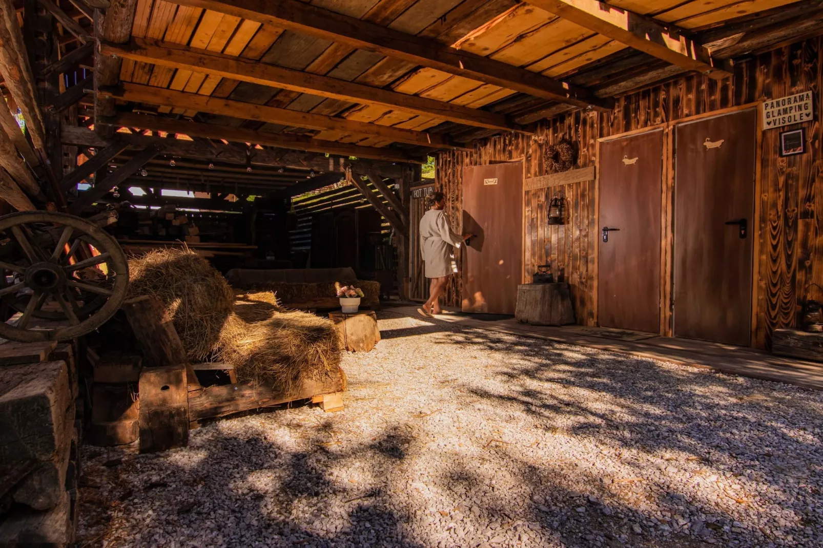 Rustic Refuge Glamping with Hot-Tub and Sauna - Two Bedroom Apartment with Terrace