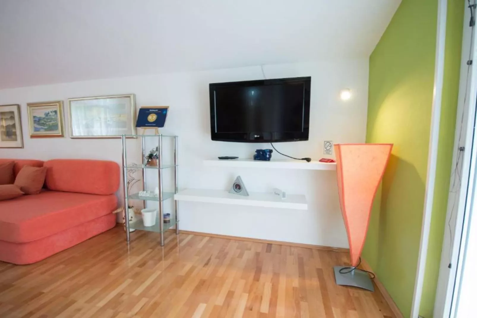 One-Bedroom Apartment With Lake View