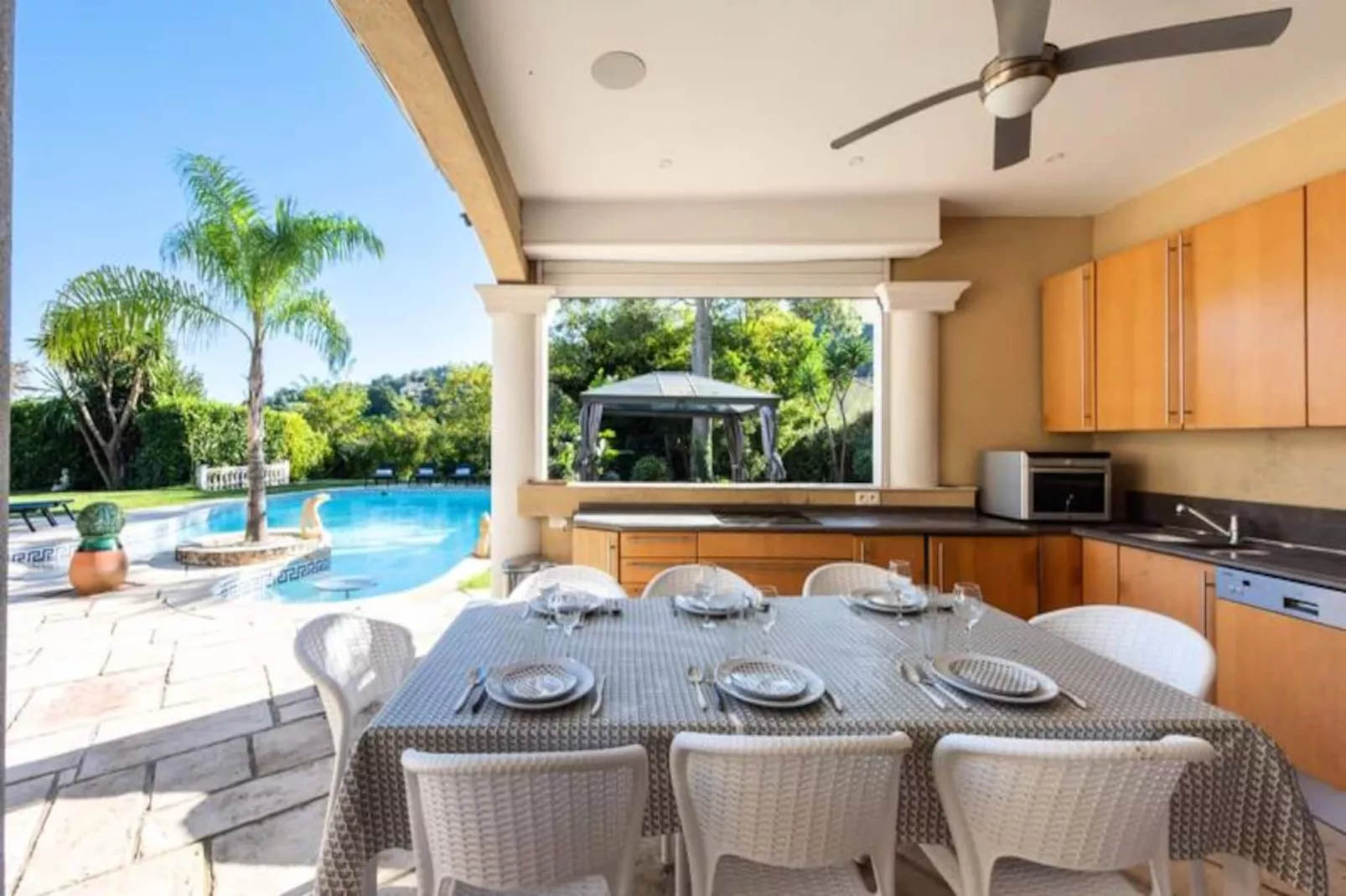 Résidence Villa 330m2, 6 Chambres, Piscine Chauffée Jacuzzi