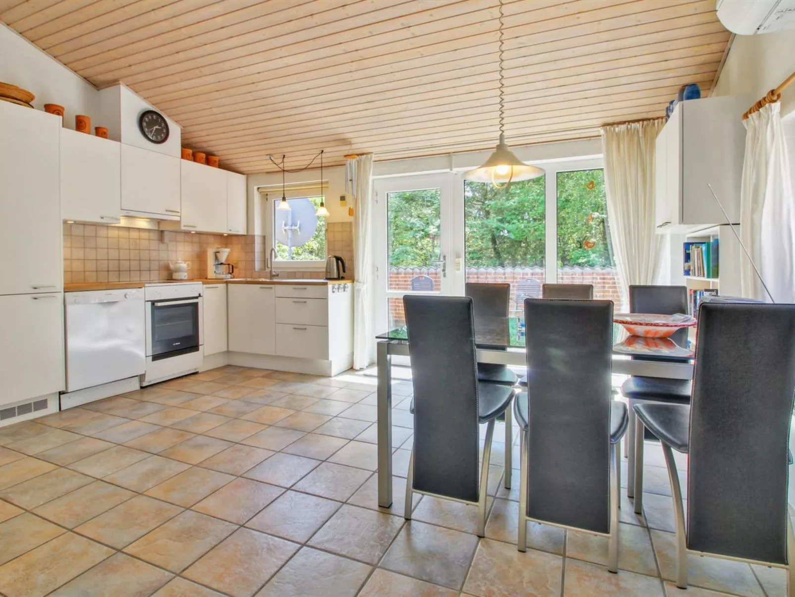 "Elsy" - 2.6km from the sea-Inside