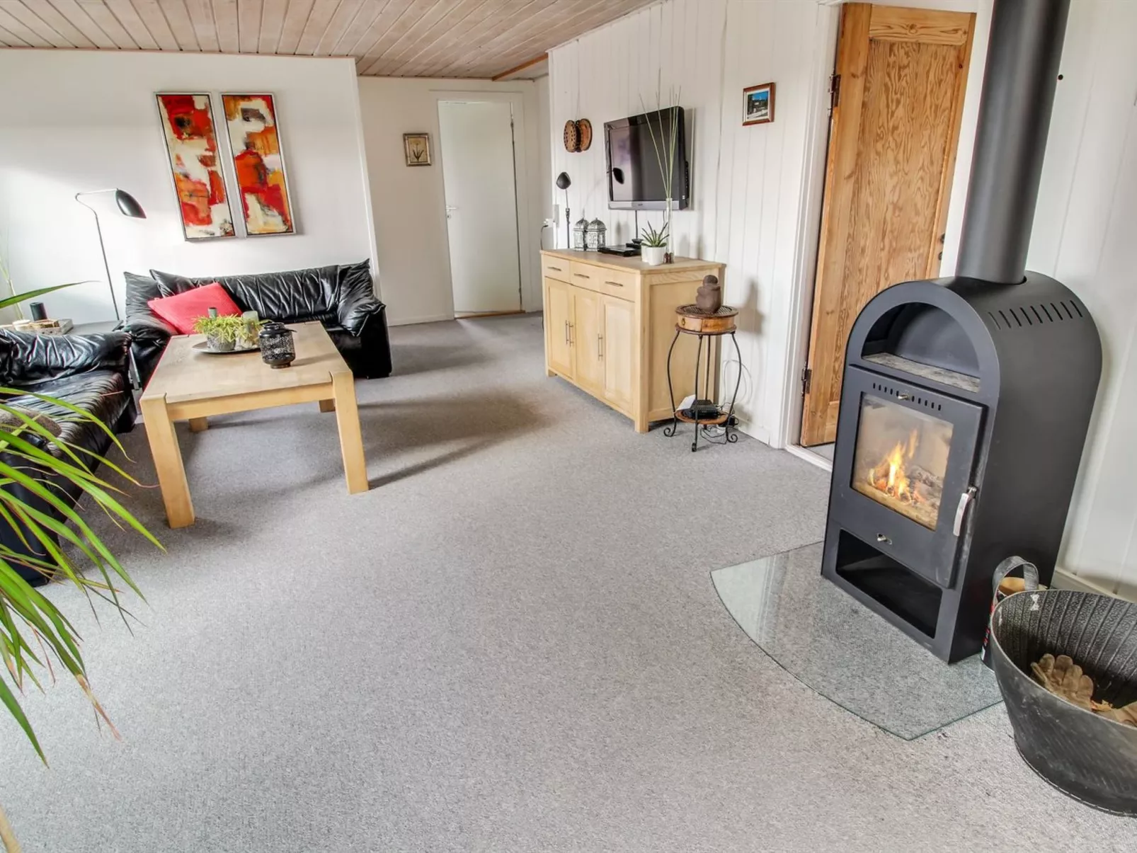 "Ute" - 200m from the sea