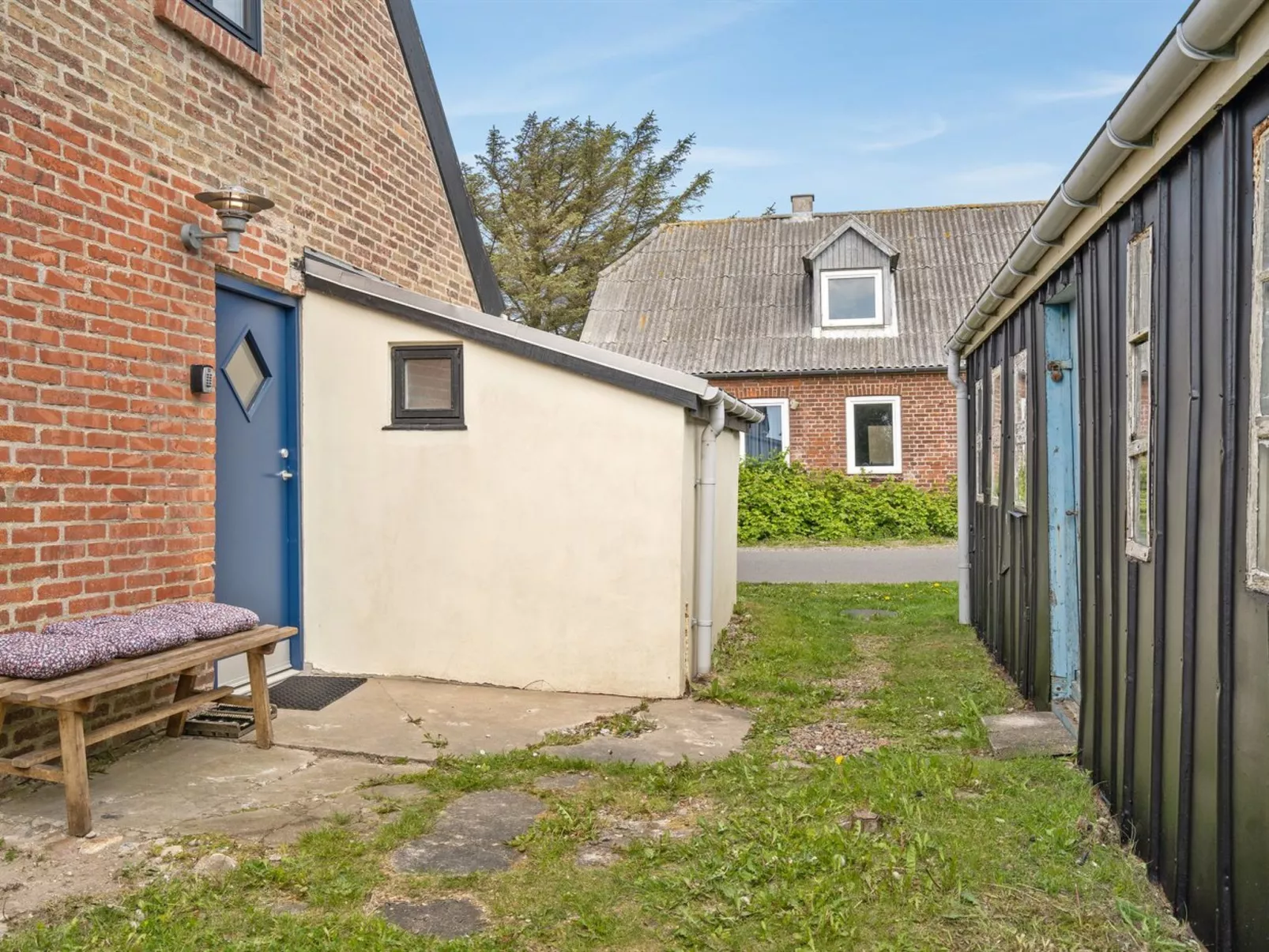 "Nevis" - 1.5km from the sea-Draußen