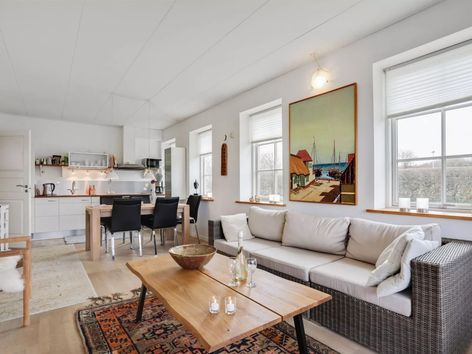 "Hunter" - 400m from the sea-Drinnen