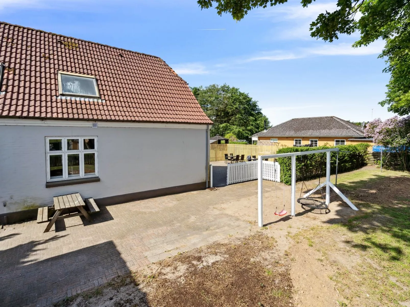 "Essie" - 20km from the sea