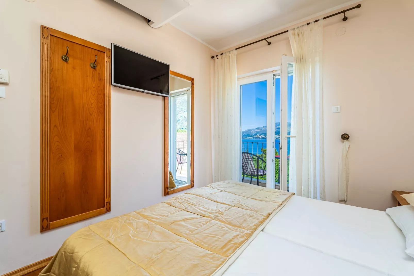 Villa Alegria Cavtat - Two Bedroom Apartment with Balcony and Sea View (Apartment B)-Bedroom