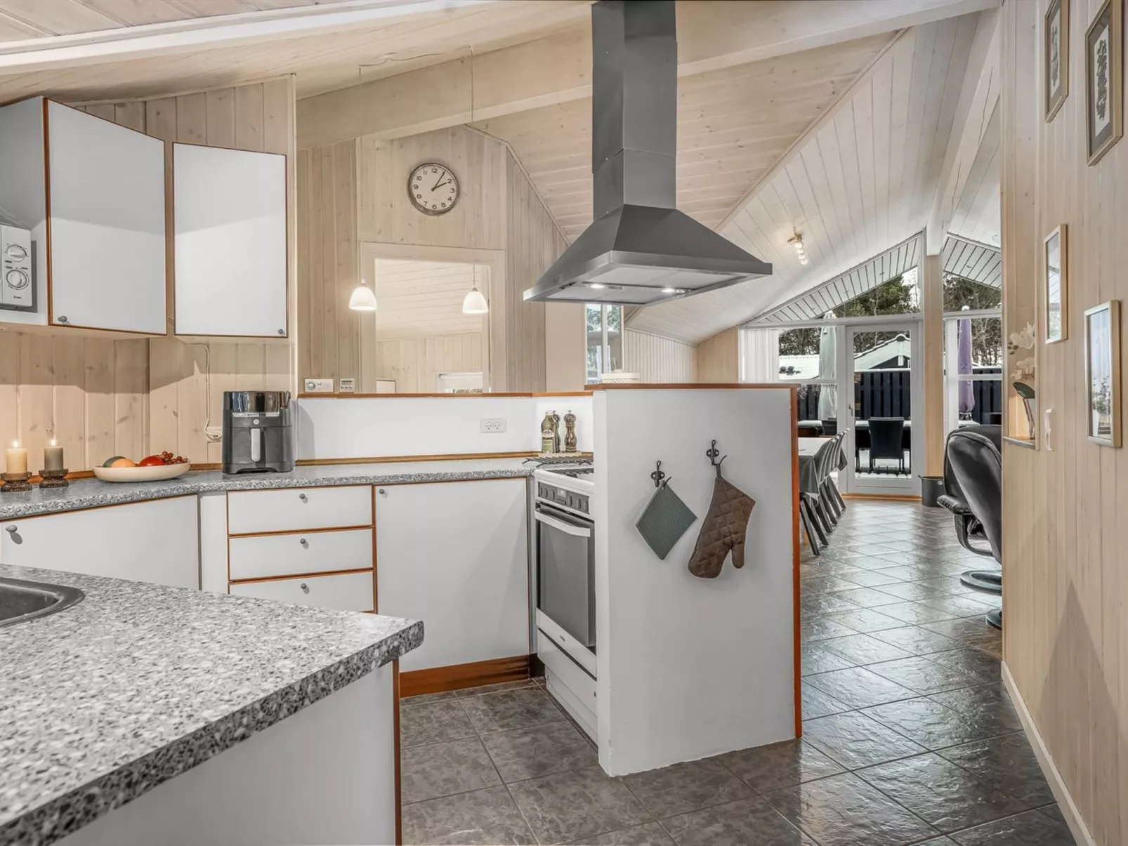 "Elvin" - 2km from the sea-Dedans