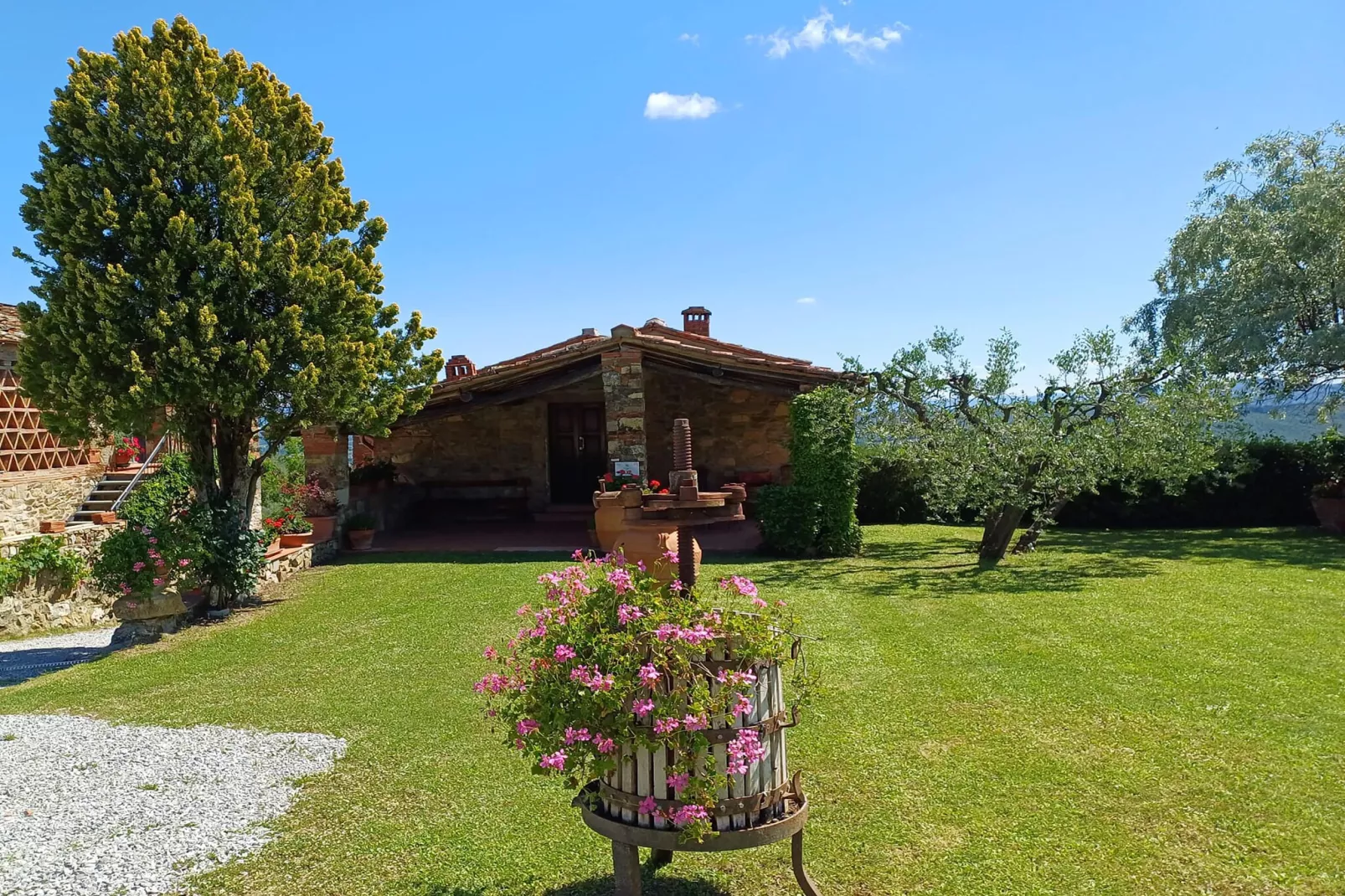 Agriturismo Podere Ceccherini in San Leolino - La Loggia - Gardens in summer