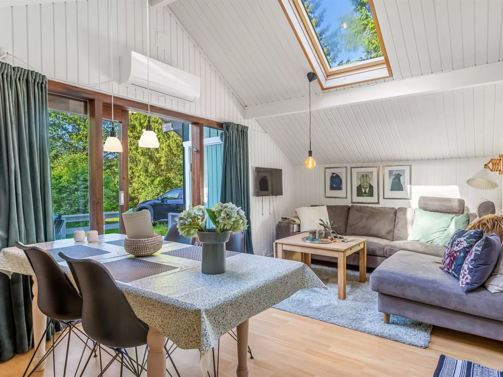 "Ung" - 30km from the sea-Dedans