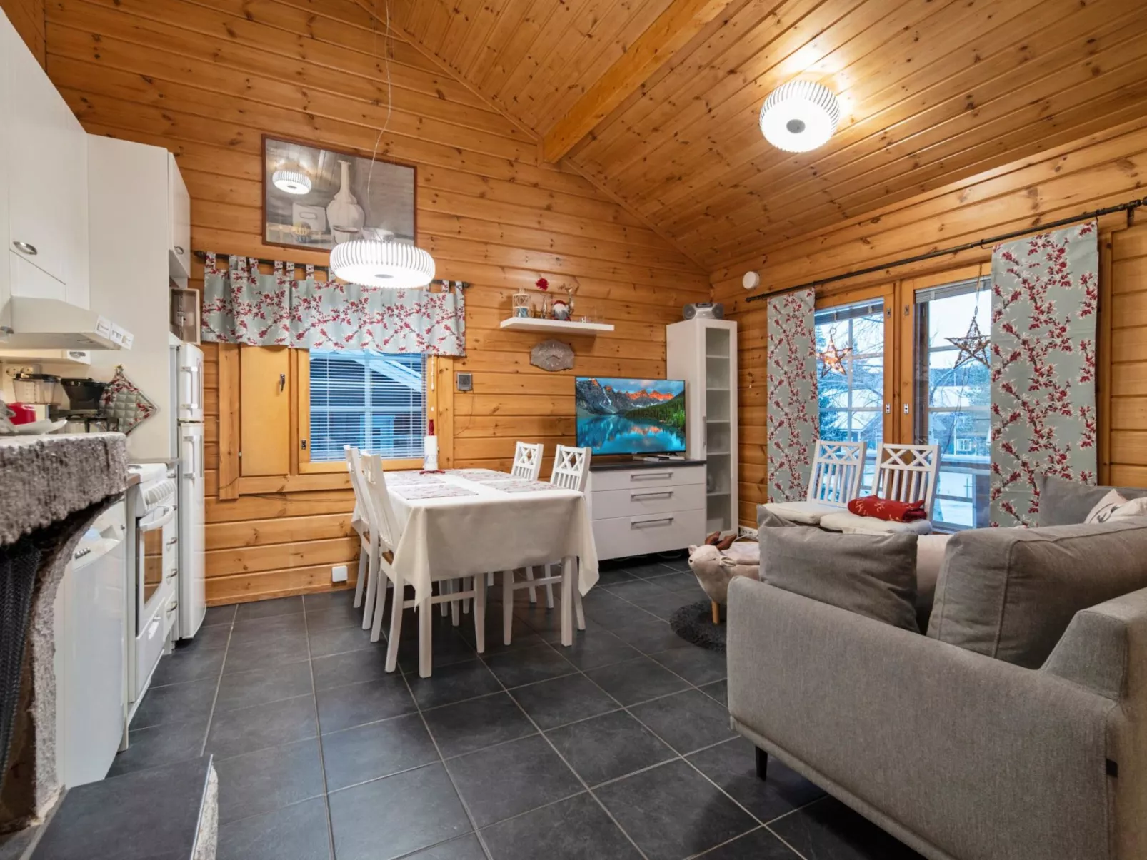 Lomaylläs maja, palovaarankaarre 6 a