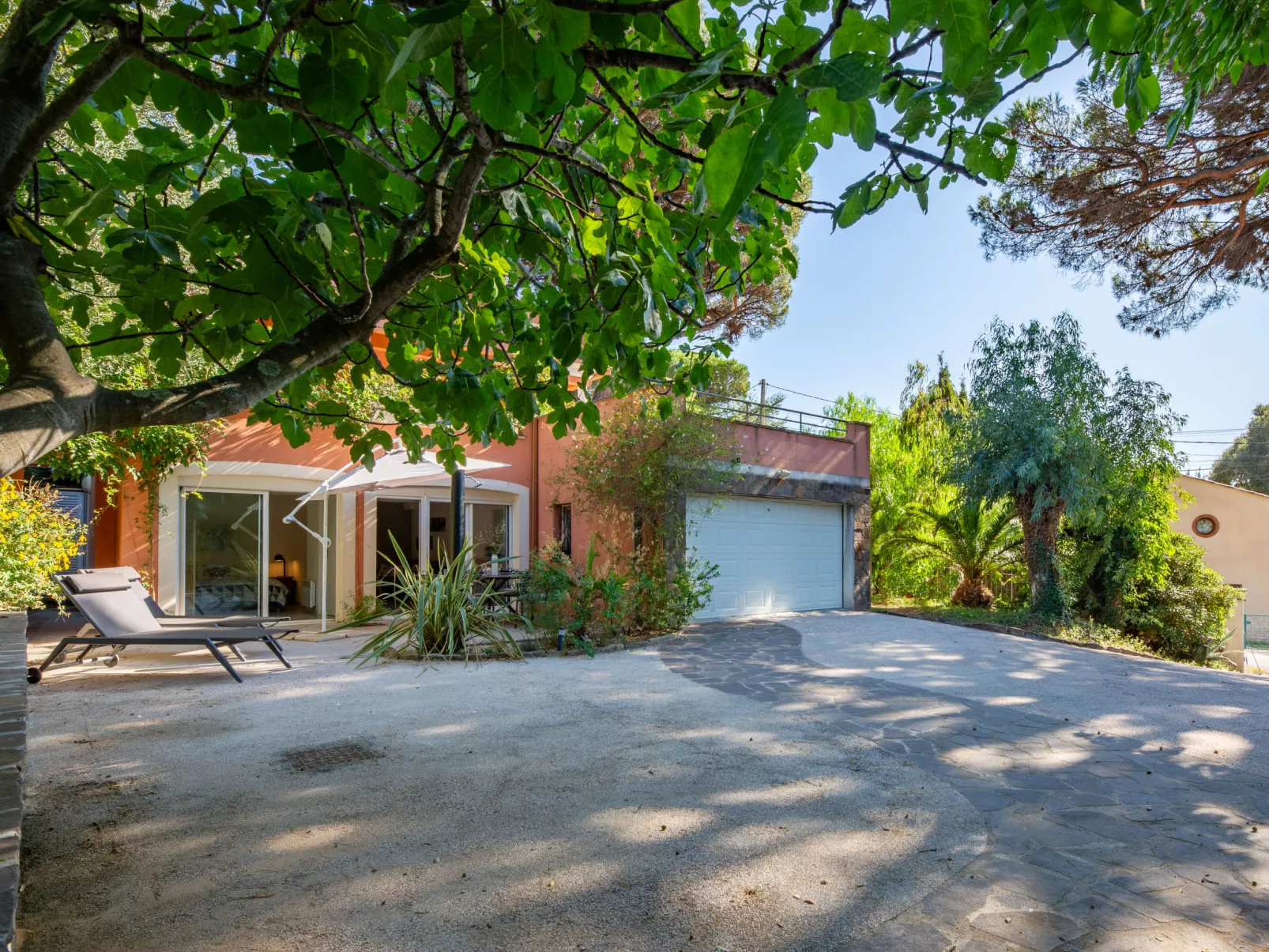 Terre de Sienne-Outside