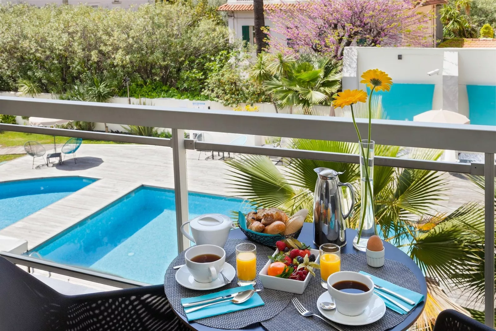 NEHÔ SUITES CANNES CROISETTE - Comfort room with terrace and pool view