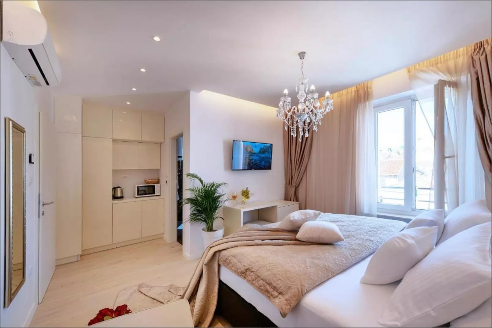 Deluxe Room with King Size Bed (4)