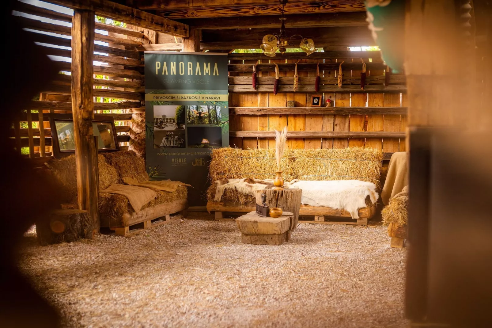 Rustic Refuge Glamping with Hot-Tub and Sauna - Two Bedroom Apartment with Terrace