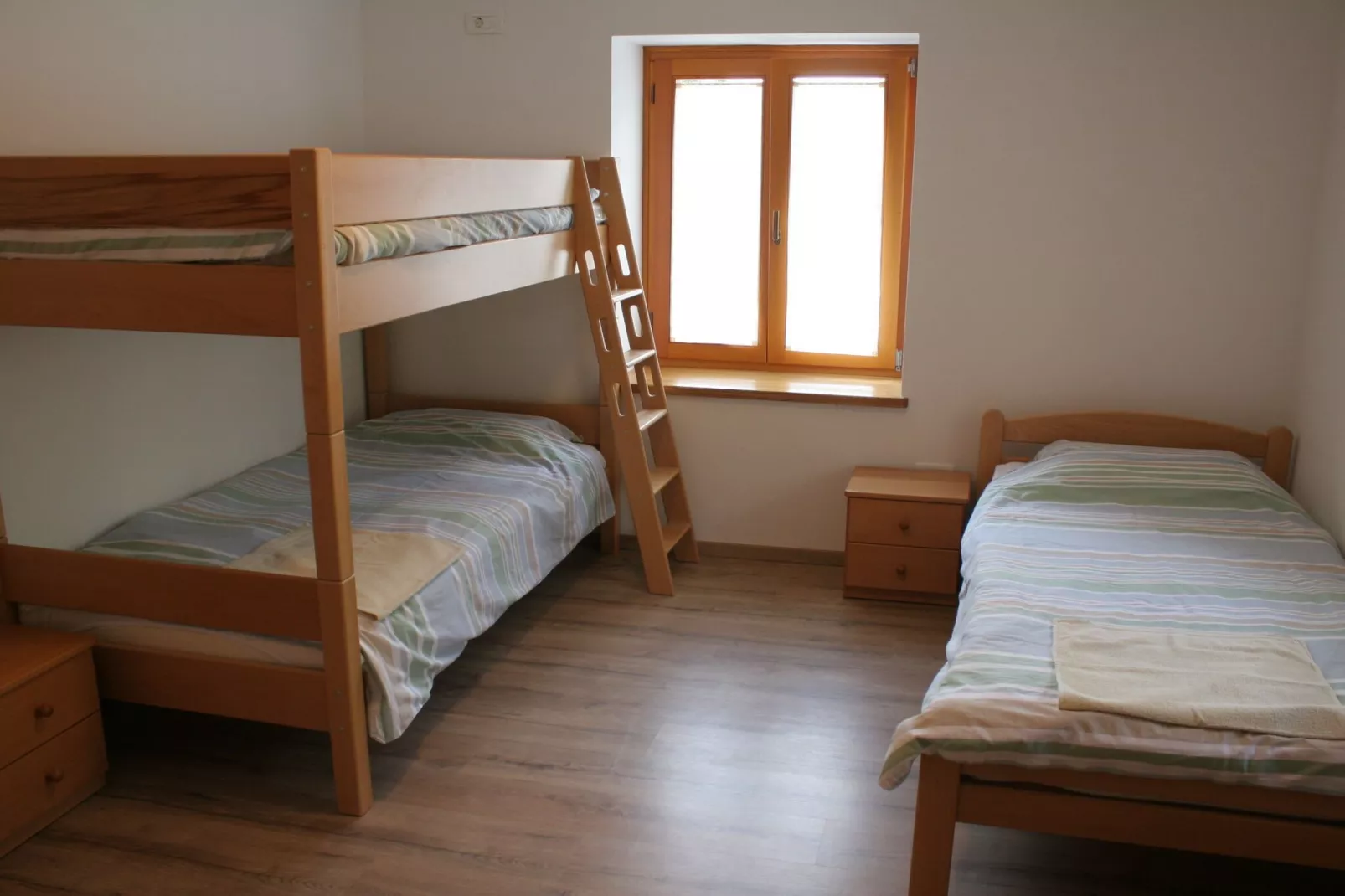 Riverside Rustic Ridge Apartments with Balcony - Three Bedroom Apartment with Balcony