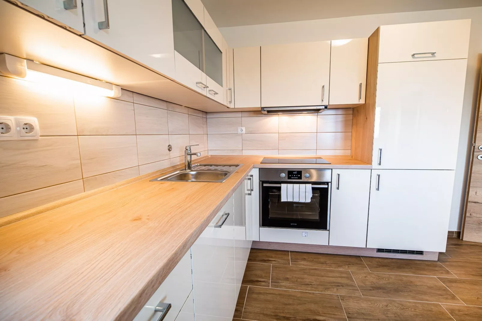 Serene Hollow Holiday Home with Mountain View - Two Bedroom Holiday Home with Mountain View