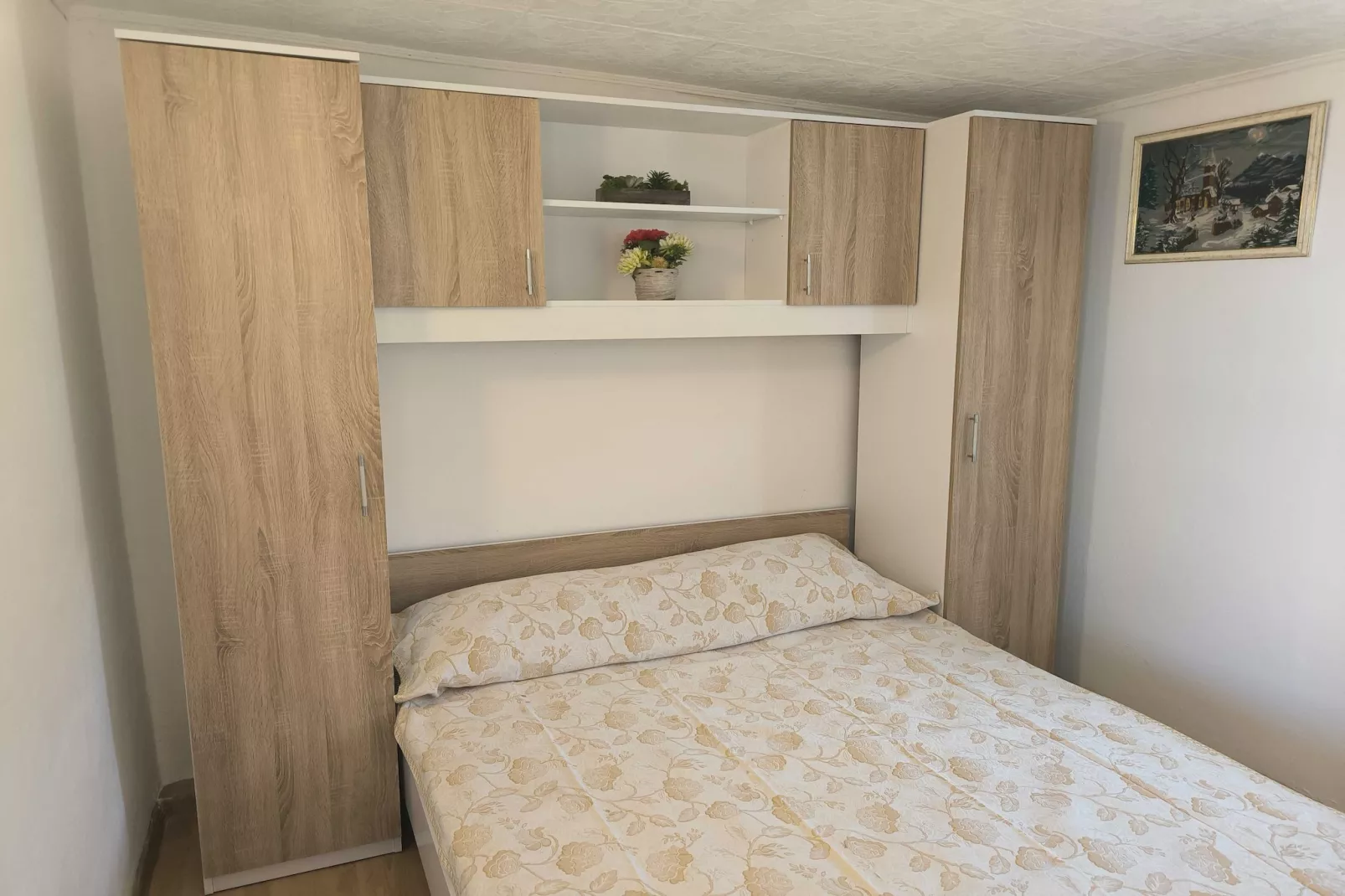 Serene Barbat Escape with Just Minutes from the Beach - One Bedroom Apartment with Balcony 3