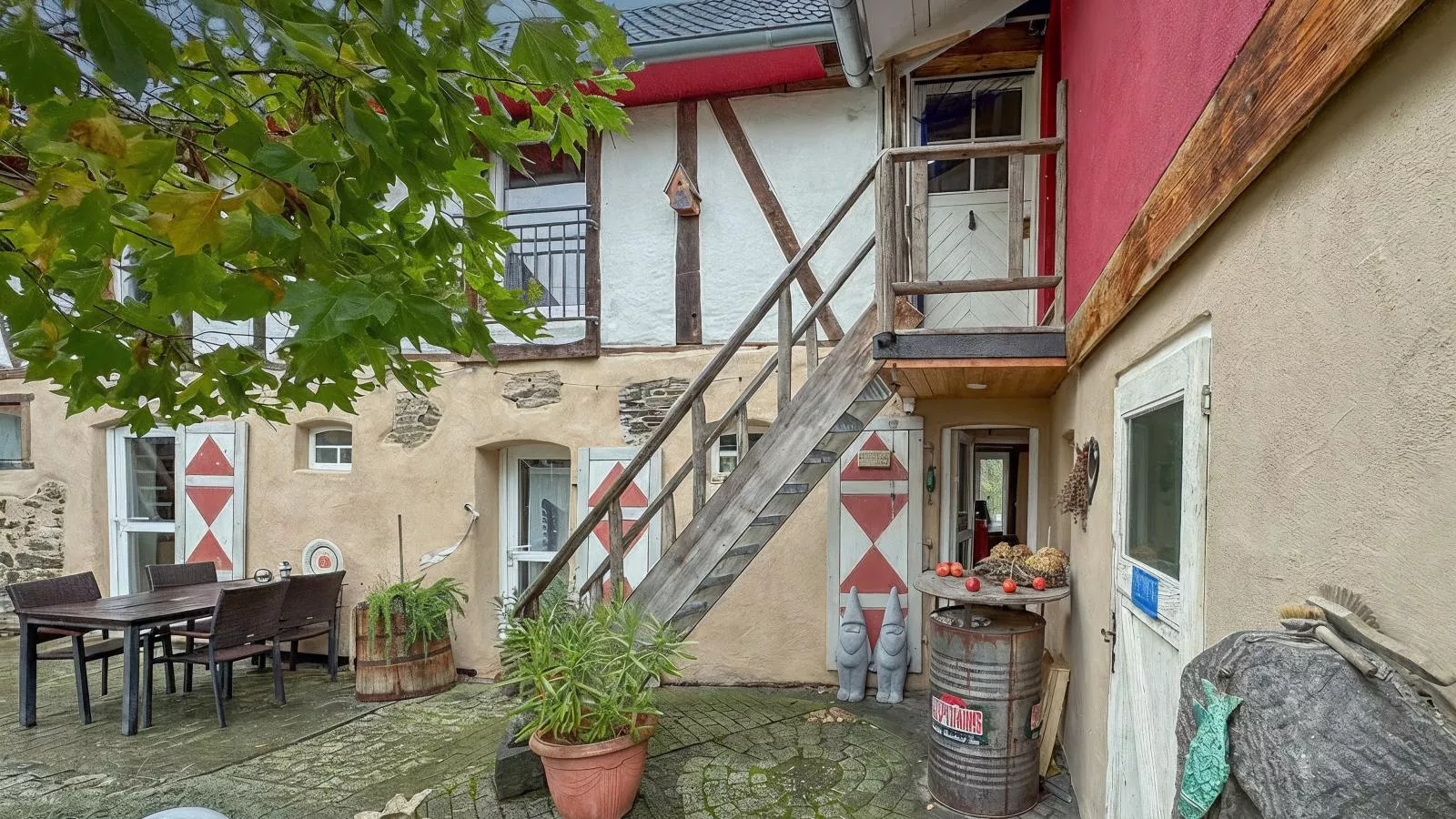 Harreshof-Exterior in summer