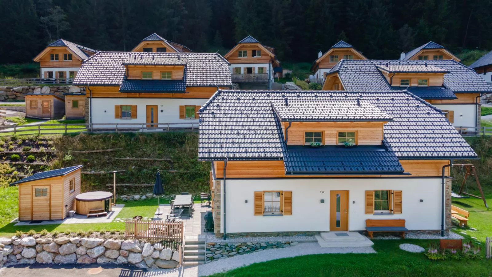 Alpenjoy Lodge-Exterior in summer