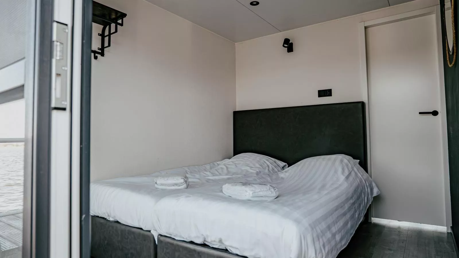 Tiny houseboat Parel I - airco-Bedroom