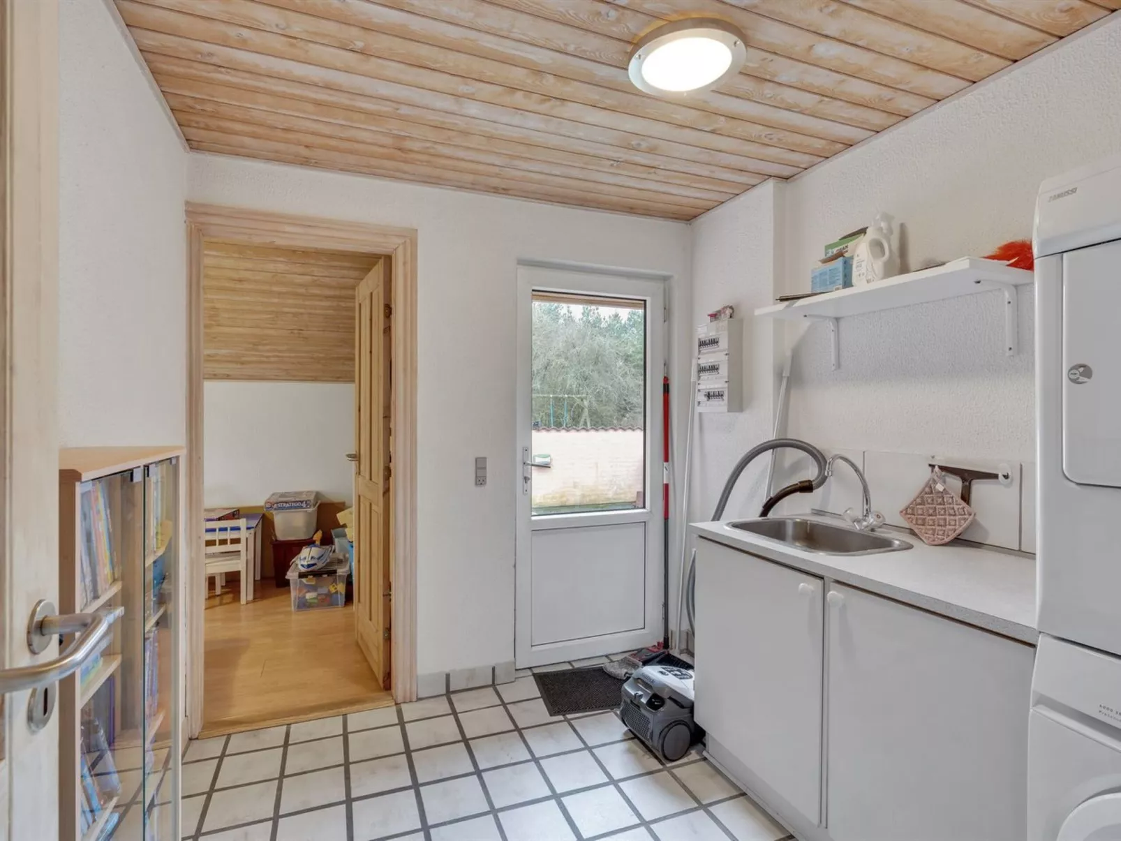 "Vicktoria" - 500m to the fjord-Inside