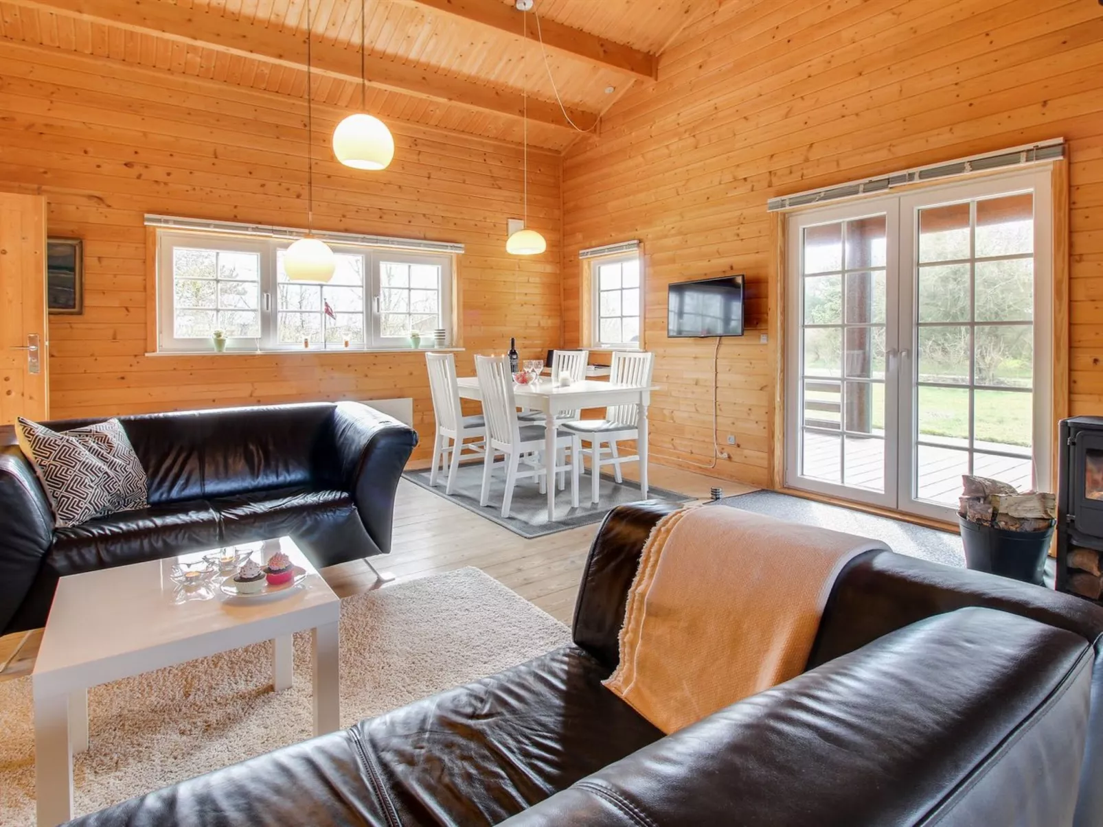 "Ulvi" - 300m to the fjord-Drinnen