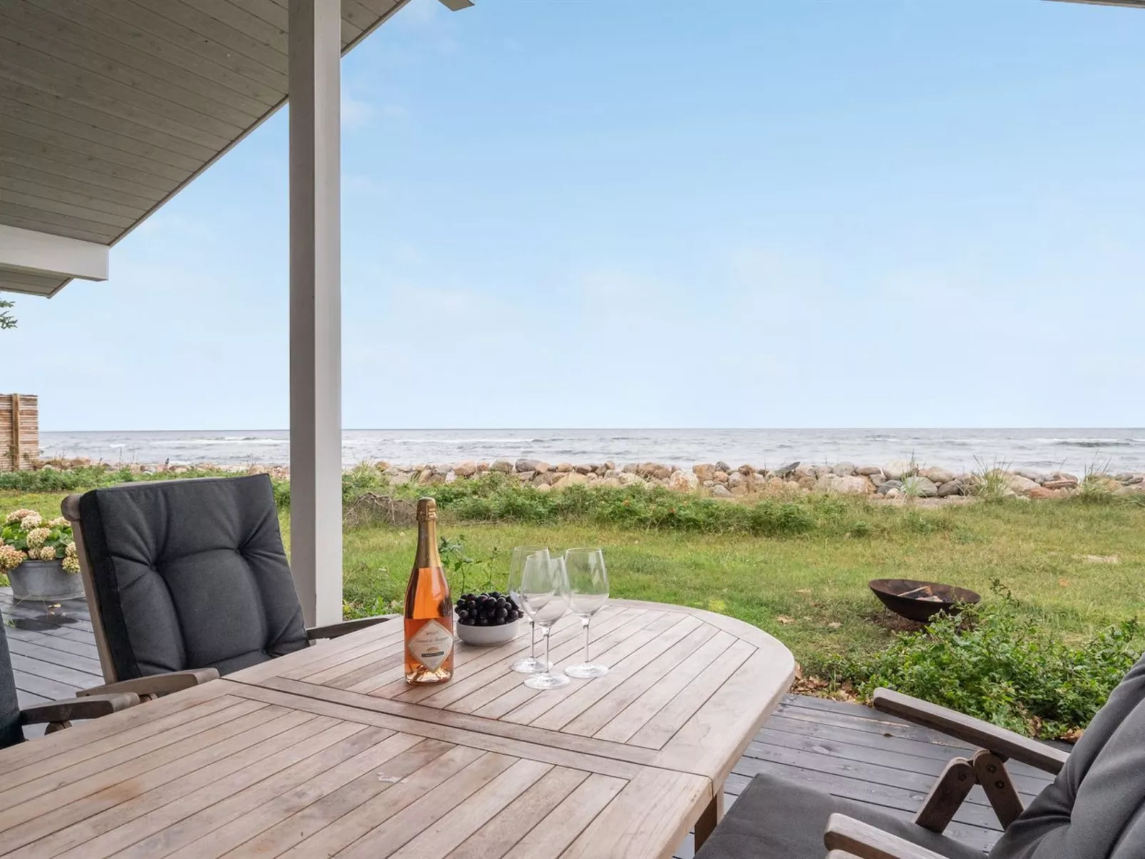 "Pascal" - 25m from the sea