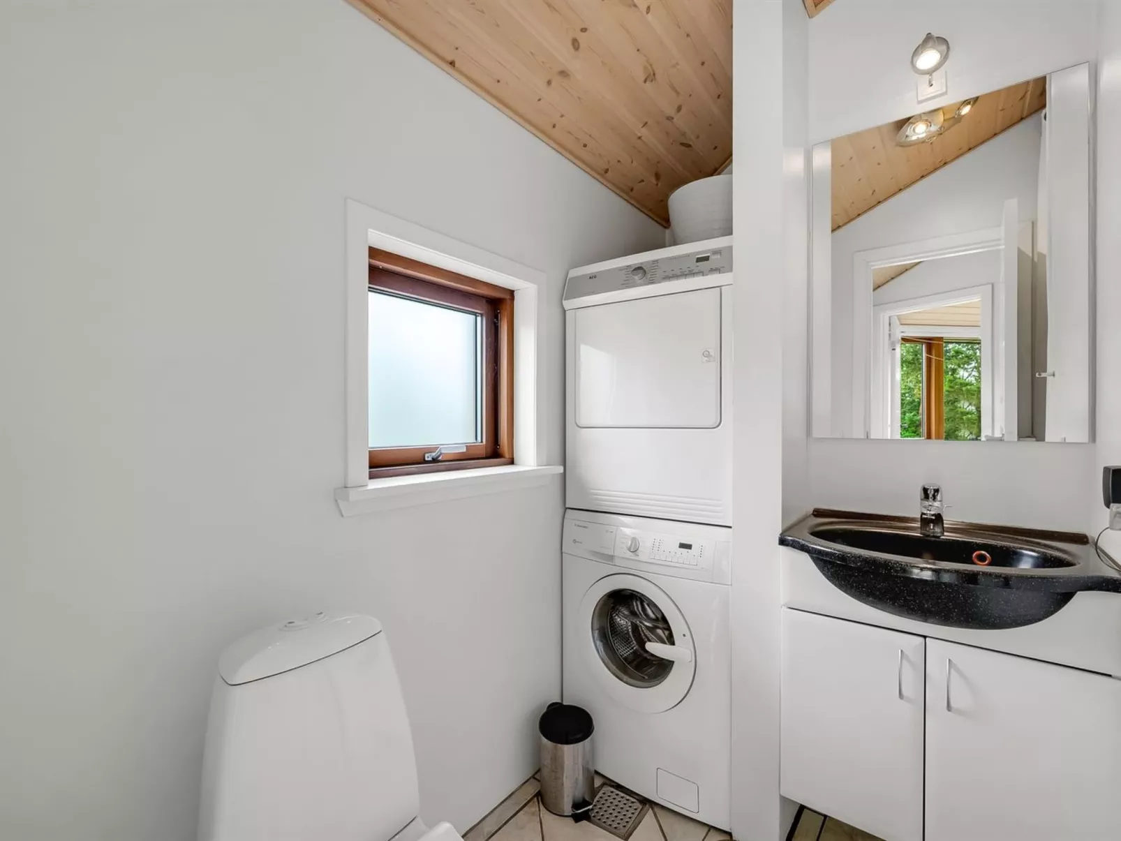 "Reiner" - 300m to the fjord-Drinnen