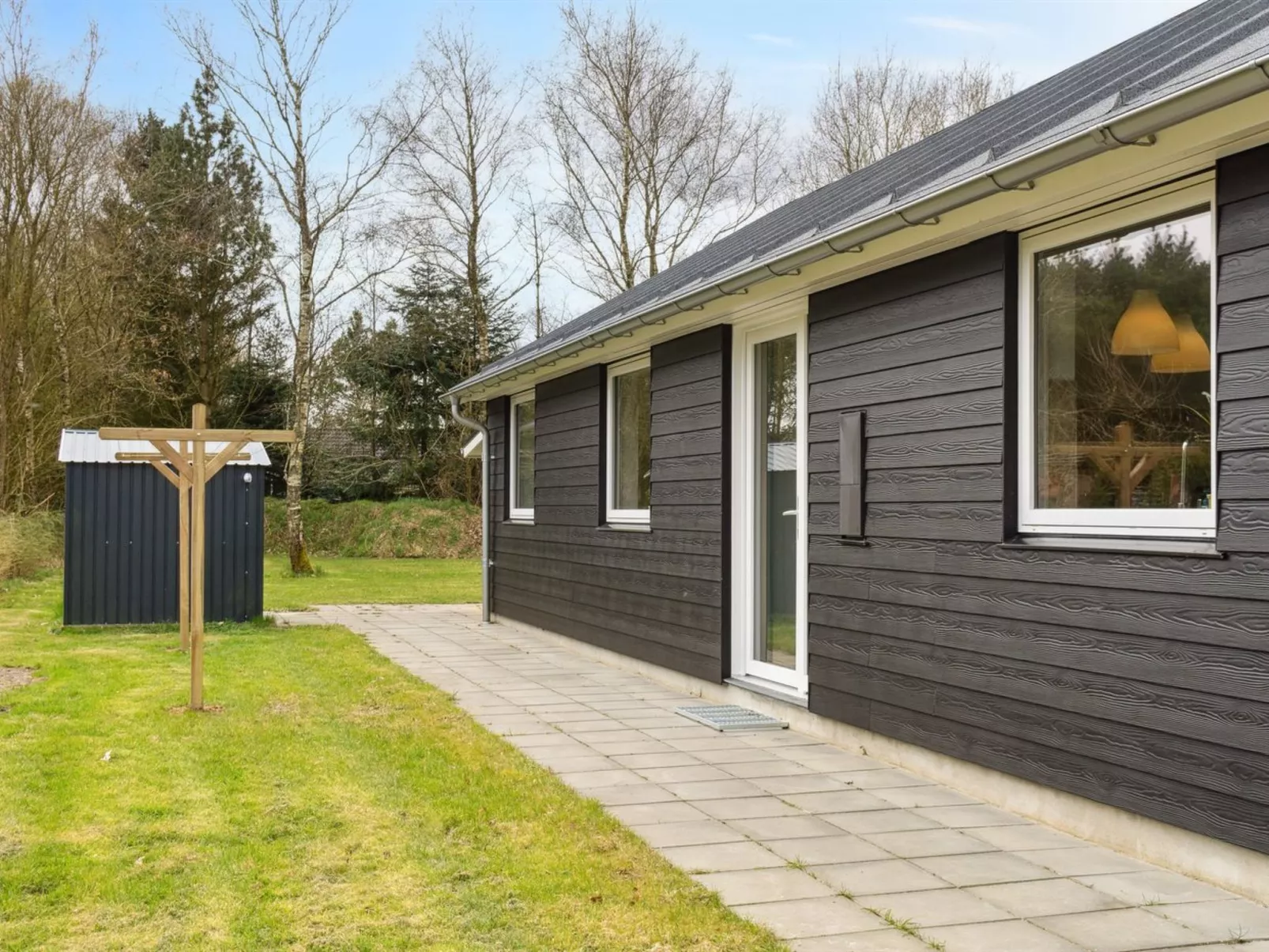 "Human" - 10.5km from the sea-Dehors