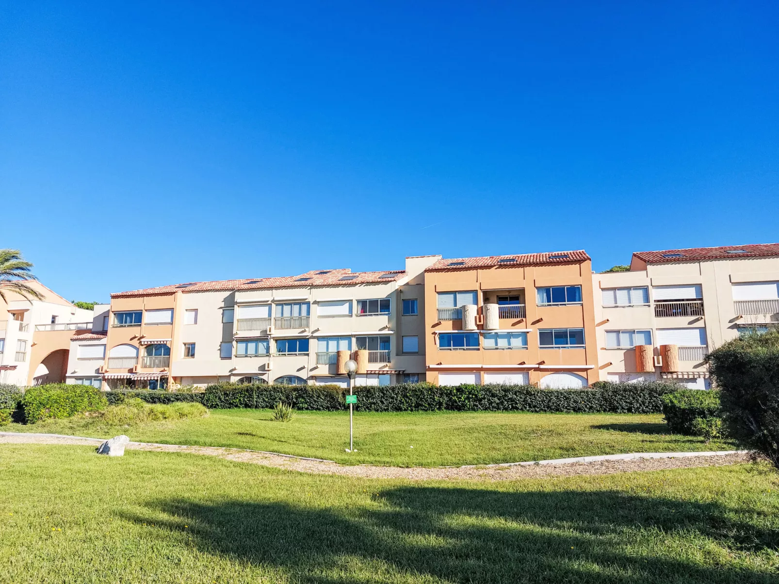 Les Marines d'Aryana-Outside