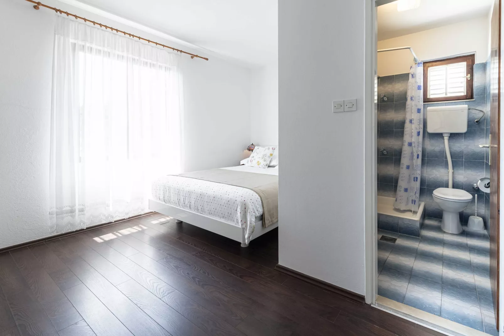 Guest House Rooms Rose- Comfort Double Room with Balcony and Sea View-Schlafzimmer