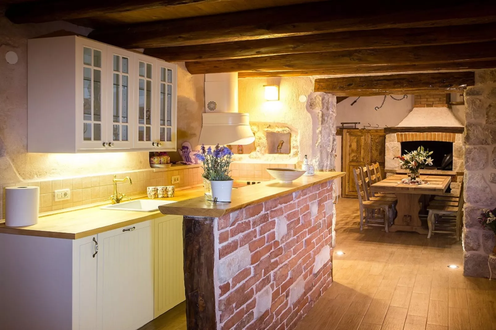 Villa Falcon Rook - Four-Bedroom Villa with Terrace and Swimming Pool-Cuisine