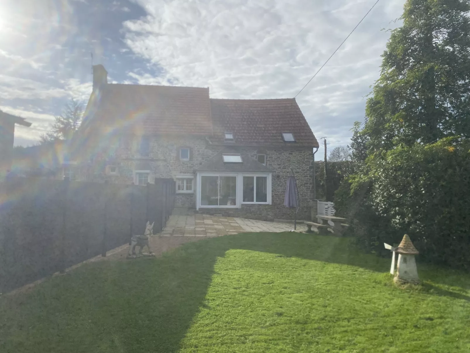 Le Rouge gorge-Outside