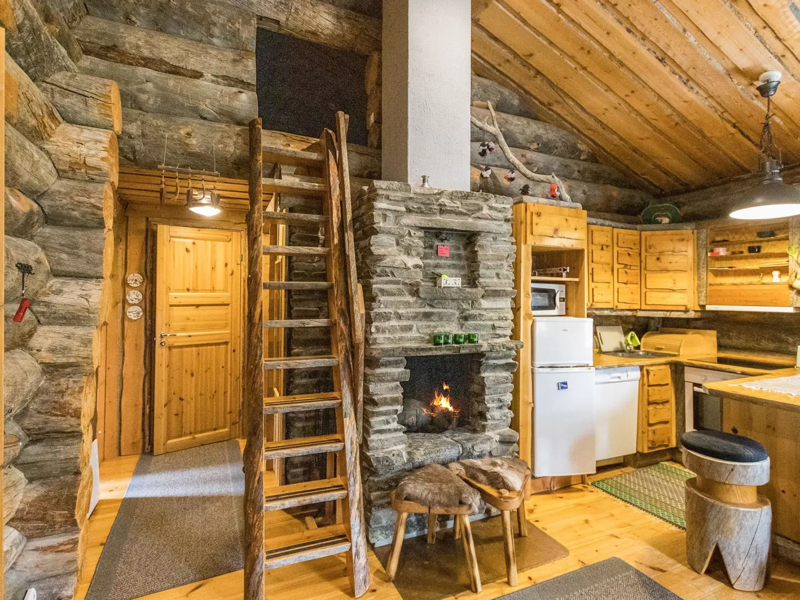 Lomaylläs maja/keloluppo