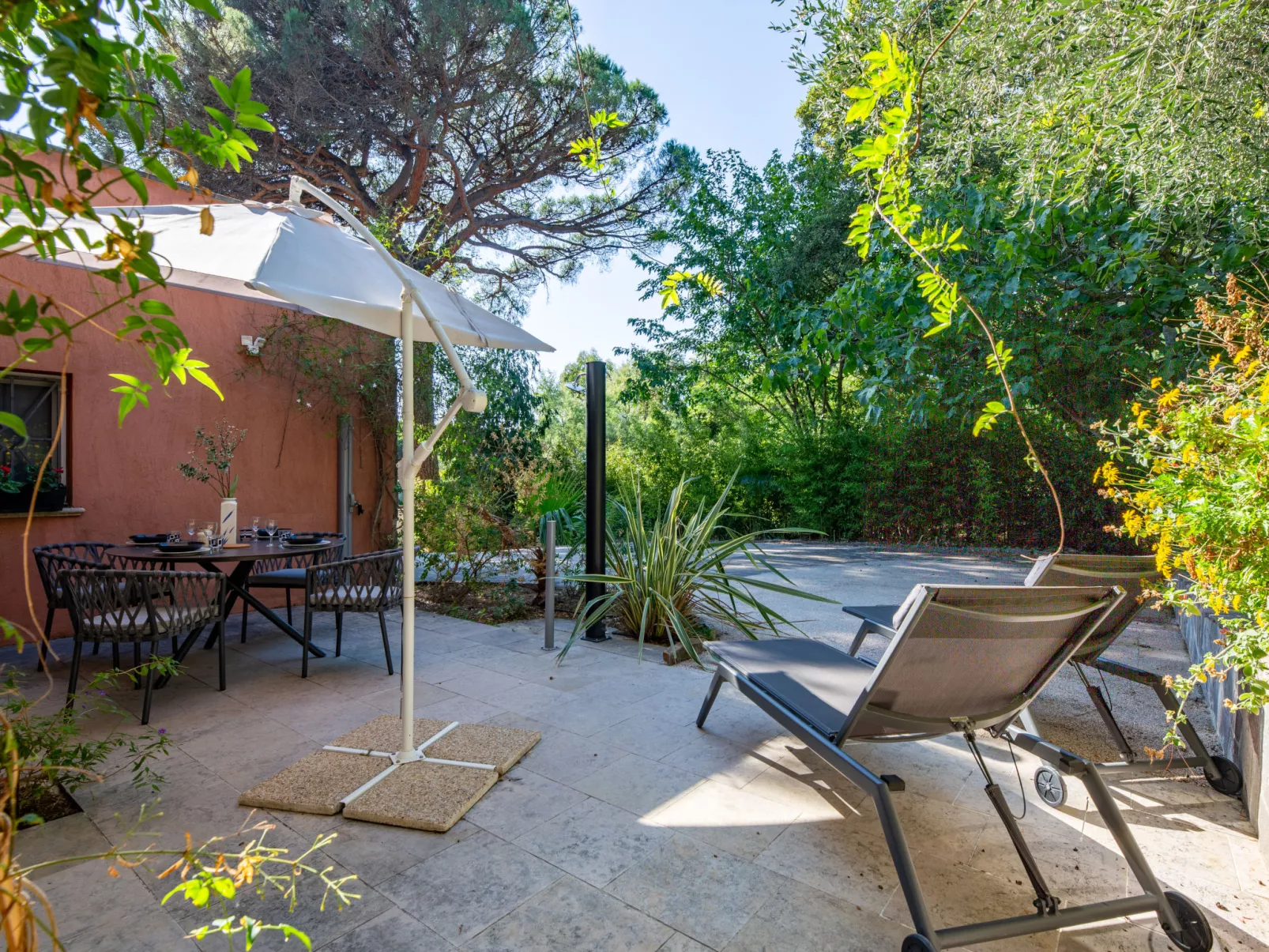 Terre de Sienne-Outside